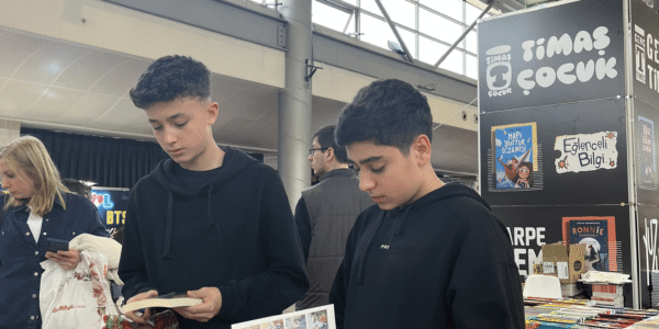 Bursa Kitap Fuarı’nda kitap seçen öğrenciler