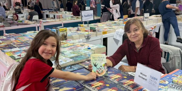 Öğrenciler kitap fuarında farklı yayınevlerinin stantlarını geziyor