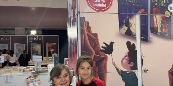 Öğrenciler kitap fuarında farklı yayınevlerinin stantlarını geziyor