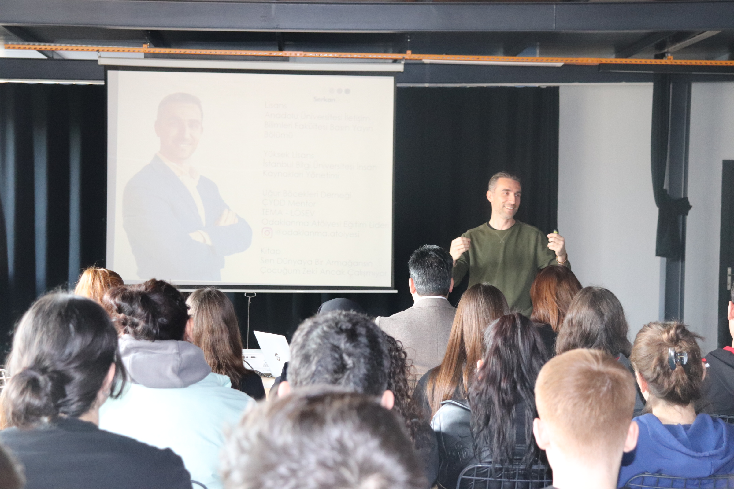 Serkan Duru ile gerçekleştirilen YKS motivasyon seminerinden bir kare
