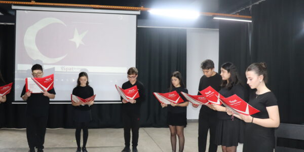 Okulda düzenlenen 18 Mart töreninde öğrenciler tarafından sahnelenen oratoryo