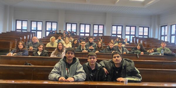 Öğrenciler İstanbul’daki üniversite gezisinde kampüsü ziyaret ederken