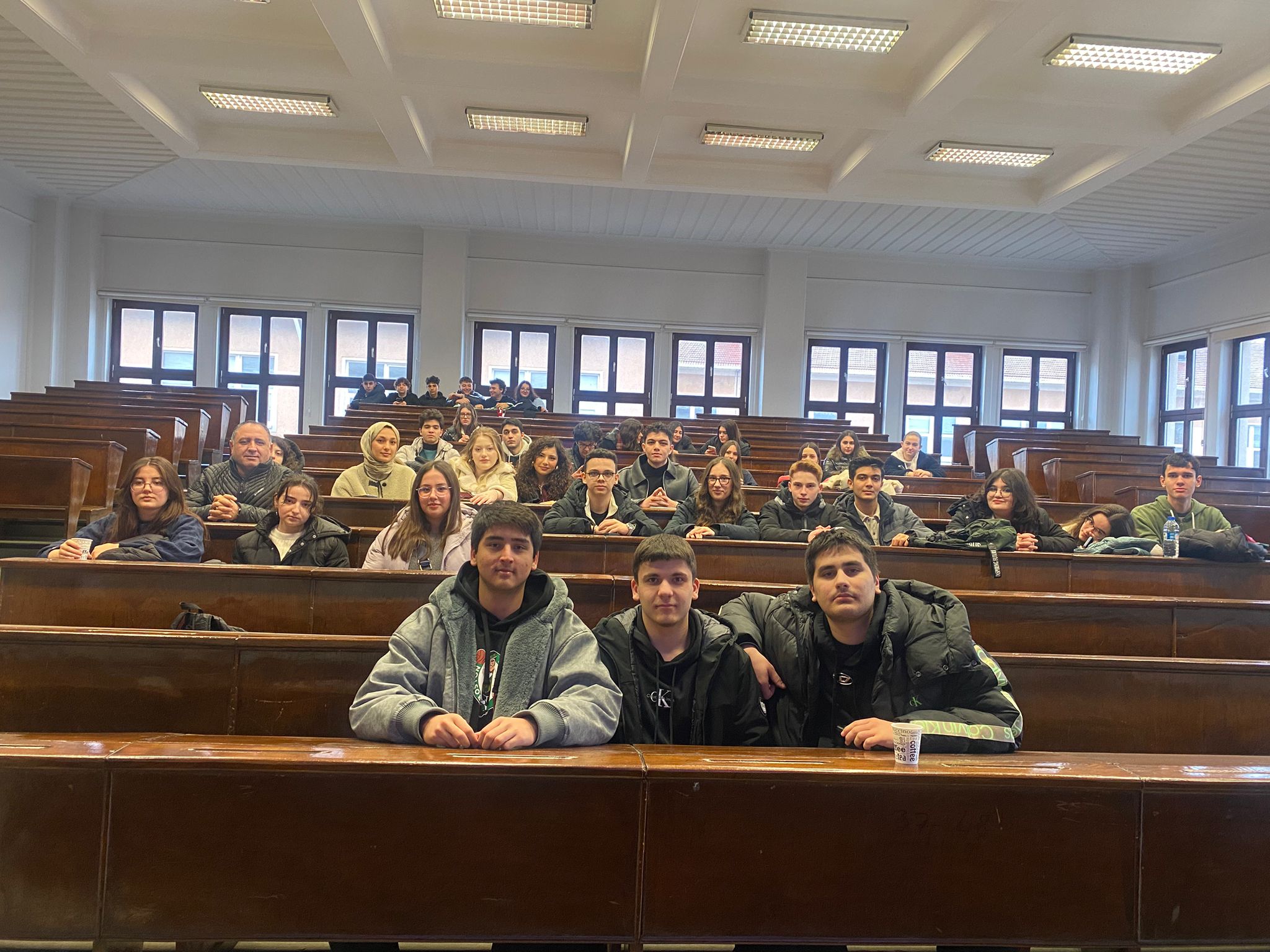 Öğrenciler İstanbul’daki üniversite gezisinde kampüsü ziyaret ederken