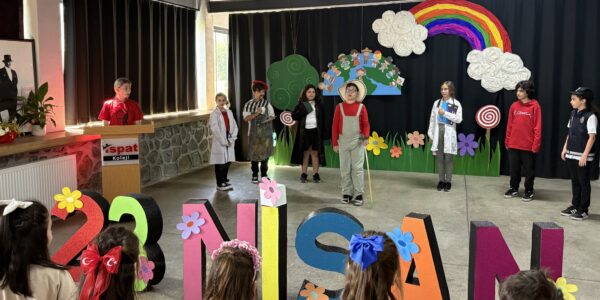 23 Nisan gösterisinde şiir okuyan öğrenciler